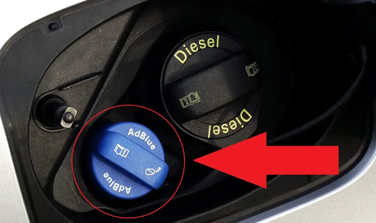 Niebieski korek AdBlue obok korka Diesel. Sprawdź, ile adblue zostało w samochodzie, aby uniknąć problem&oacute;w.