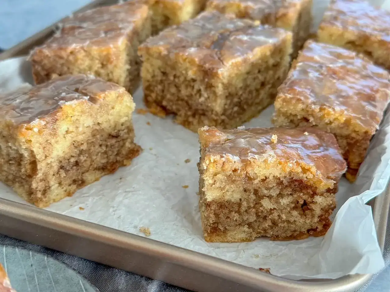 Saftiger Zimtschneckenkuchen, perfekt für das nächste Kaffeekränzchen. Dieses zimtschneckenkuchen rezept ist ein Muss!