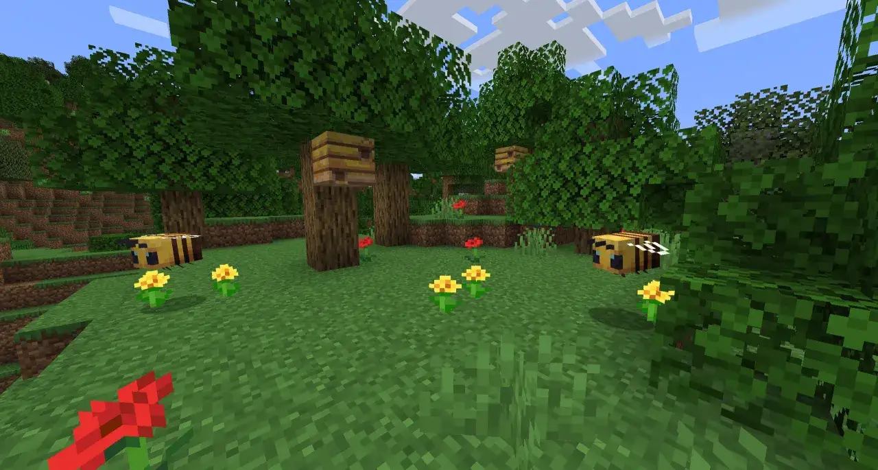 Jak zrobić ul w Minecraft? Pszczoły latają wok&oacute;ł ula wiszącego na drzewie, a wok&oacute;ł kwitną kwiaty.