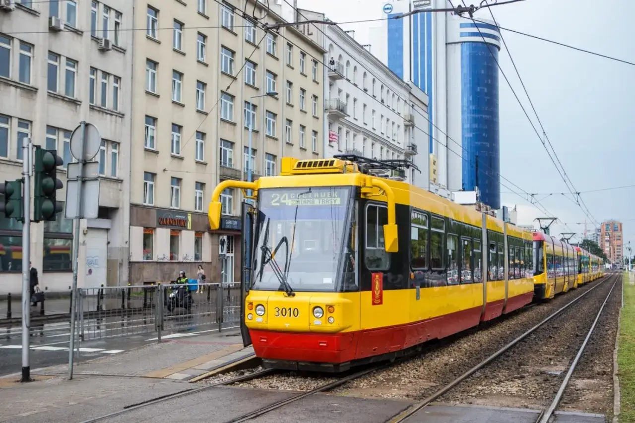 Żółty tramwaj na torach w mieście. Zastanawiasz się, ile zarabia kierowca tramwaju?