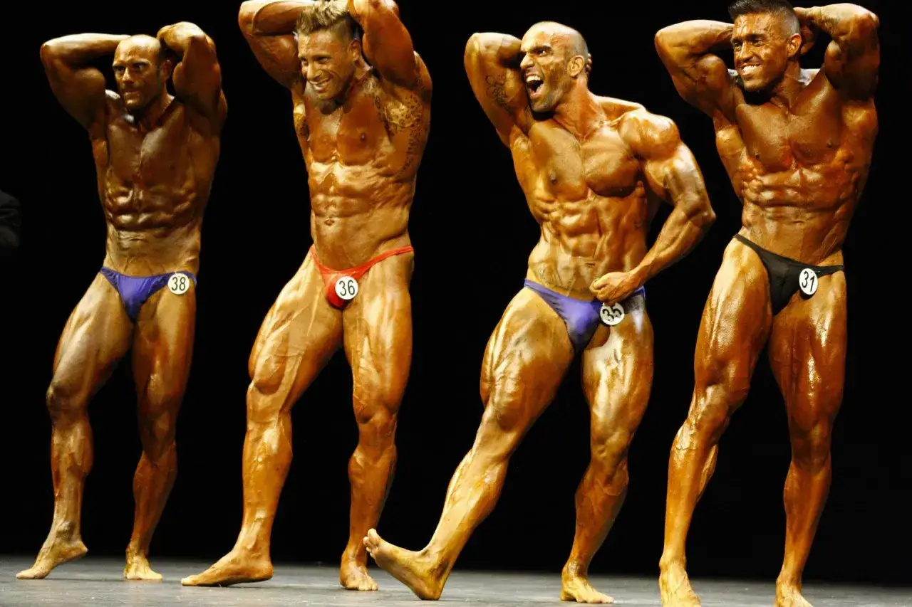 Vier Bodybuilder pr&auml;sentieren ihre Muskeln auf der B&uuml;hne des Mr. Olympia Open.