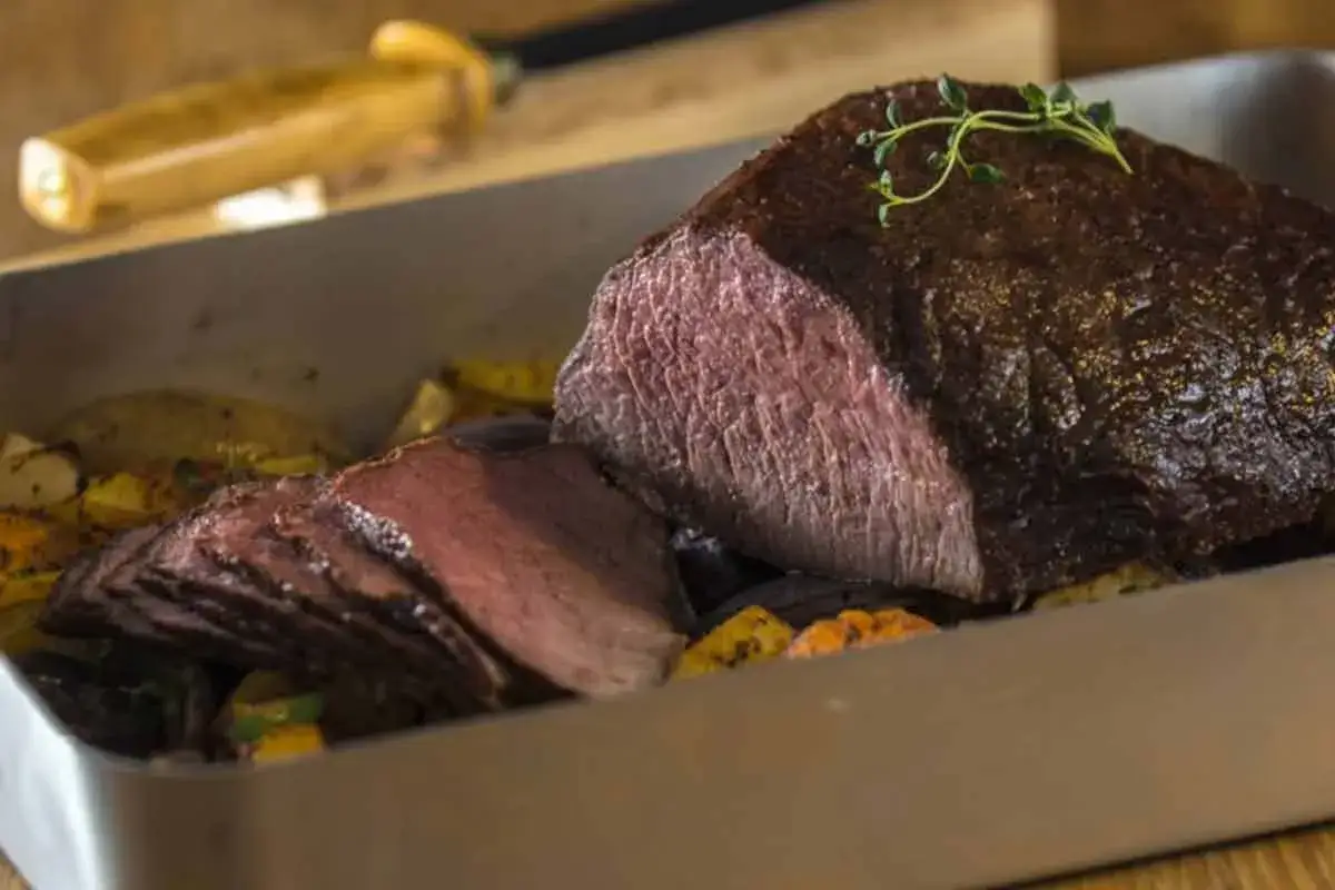 Saftigt stekt innanlår i ugnsform med rotfrukter, perfekt för ett klassiskt innanlår recept.