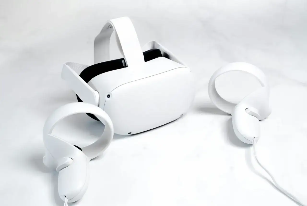 Białe gogle VR i dwa kontrolery na jasnym tle. Idealne do wirtualnej rzeczywistości, zastanawiasz się, jakie gogle VR wybrać?