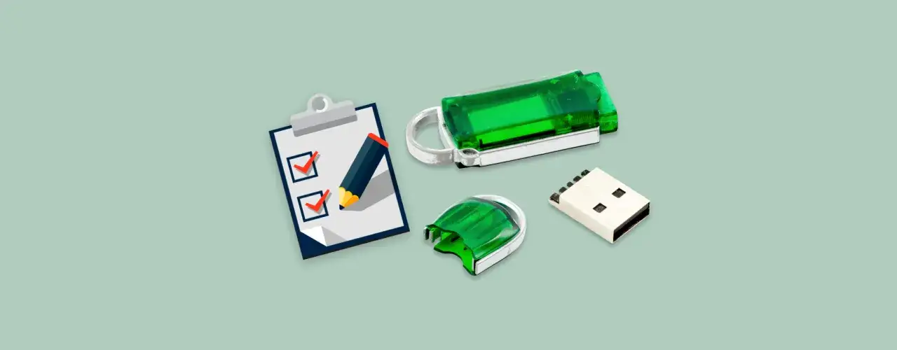 Zapisz dane na pendrive, zaznaczając zadania na liście. Pendrive i notatnik z ołówkiem.