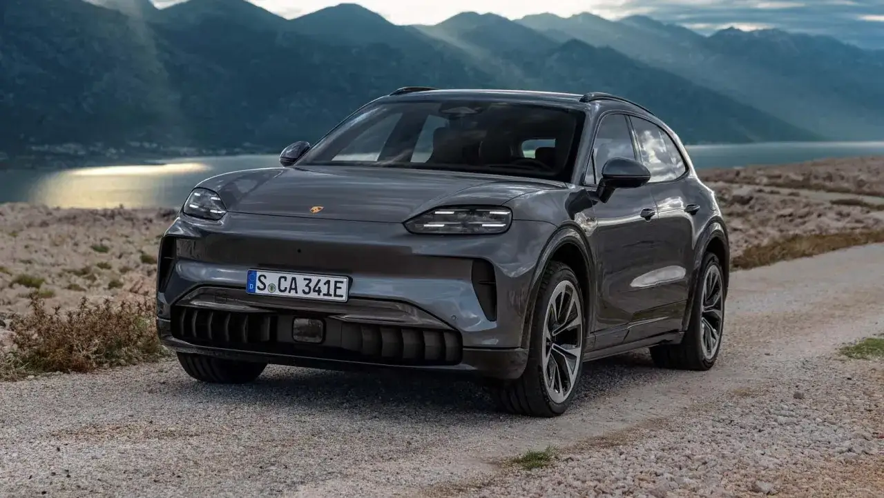 Nowe Porsche Cayenne na tle gór i jeziora. Elegancki SUV gotowy na przygodę.