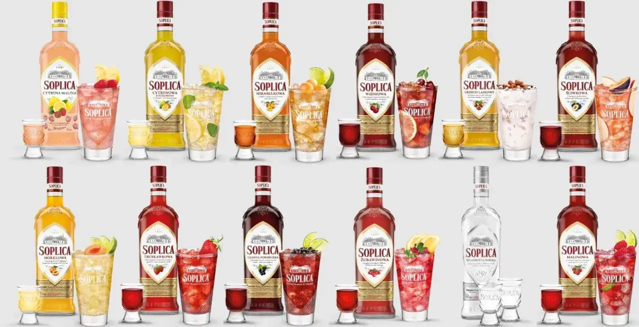 Vielfalt an polnischem Schnaps: Flaschen und Cocktails mit Früchten wie Himbeeren, Kirschen, Pflaumen und Beeren.