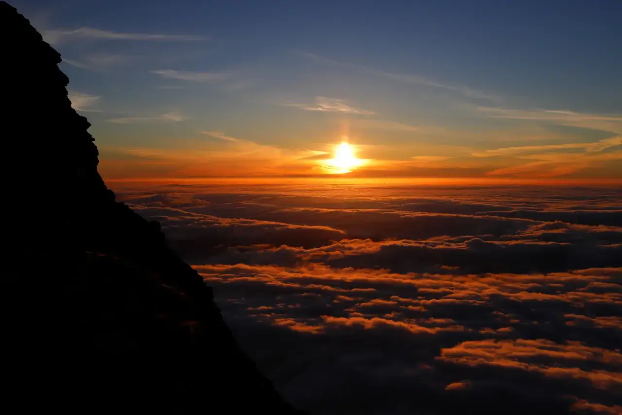 Zachód słońca nad morzem chmur, widok z góry. Idealne miejsce, by pomyśleć, jak przygotować się do wejścia na najwyższy szczyt Azorów Mount Pico.