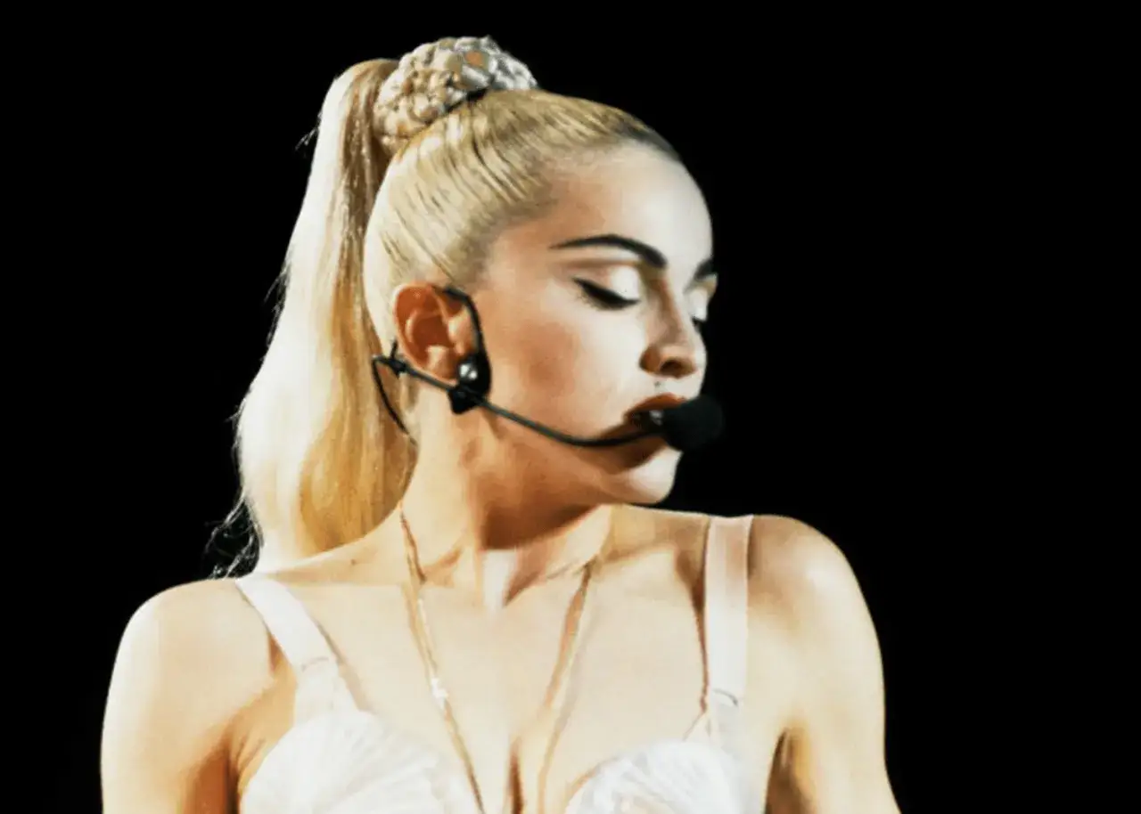 Madonna med h&ouml;g h&auml;stsvans och mikrofon, en ikonisk bild fr&aring;n 80-talet.
