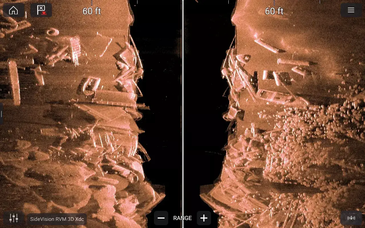 Image sonar side imaging r&eacute;v&eacute;lant une &eacute;pave sous-marine, jonch&eacute;e d'objets divers &agrave; 60 pieds de profondeur.