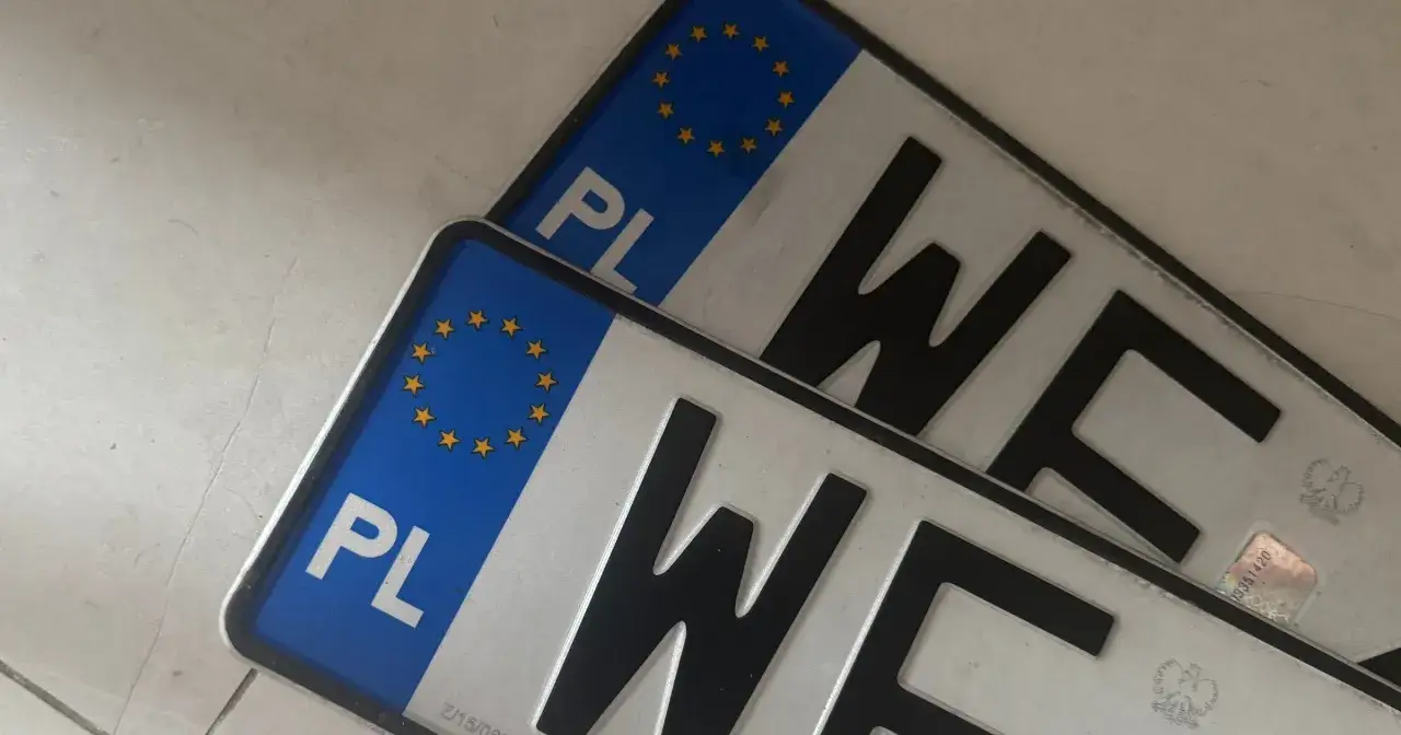 Dwie polskie tablice rejestracyjne z literami