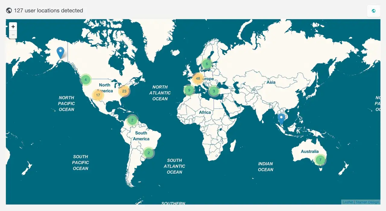 Mapa świata z zaznaczonymi lokalizacjami użytkowników. Geolokalizacja co to? Widzimy punkty w Europie (48), Ameryce Północnej (17, 23, 4) i Australii (7).