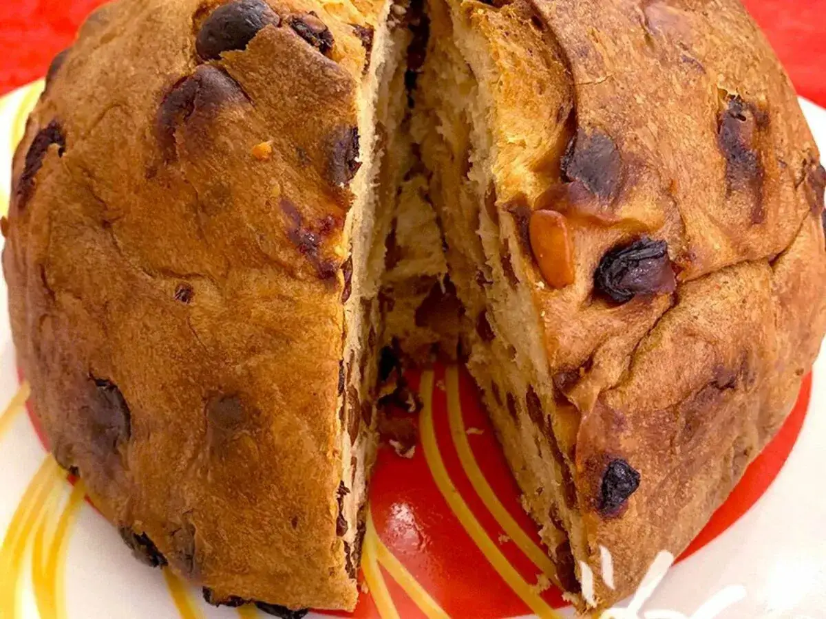 Pandolce genovese ricetta originale: un dolce soffice e profumato, ricco di canditi e uvetta, pronto per essere gustato.