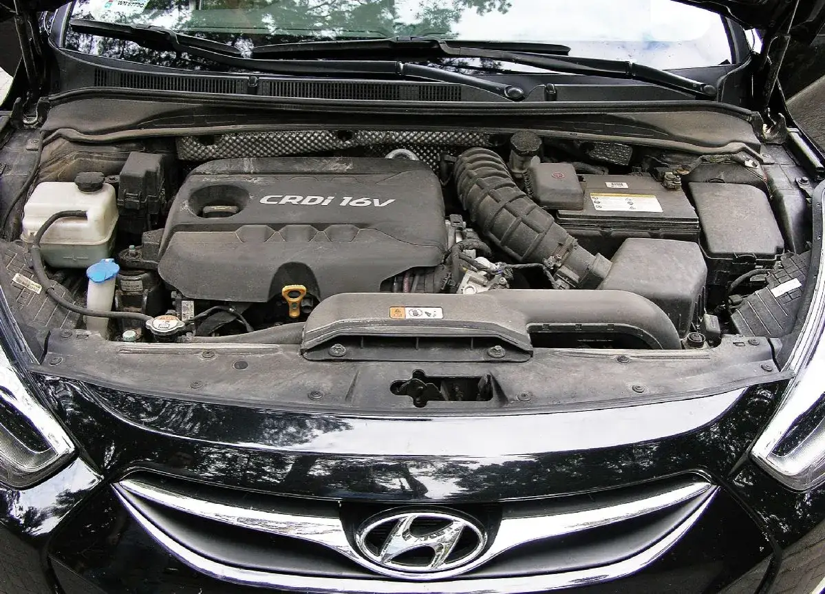 Silnik Hyundai i40 1.7 CRDi 16V, widoczny pod otwartą maską, z elementami układu dolotowego i akumulatorem.