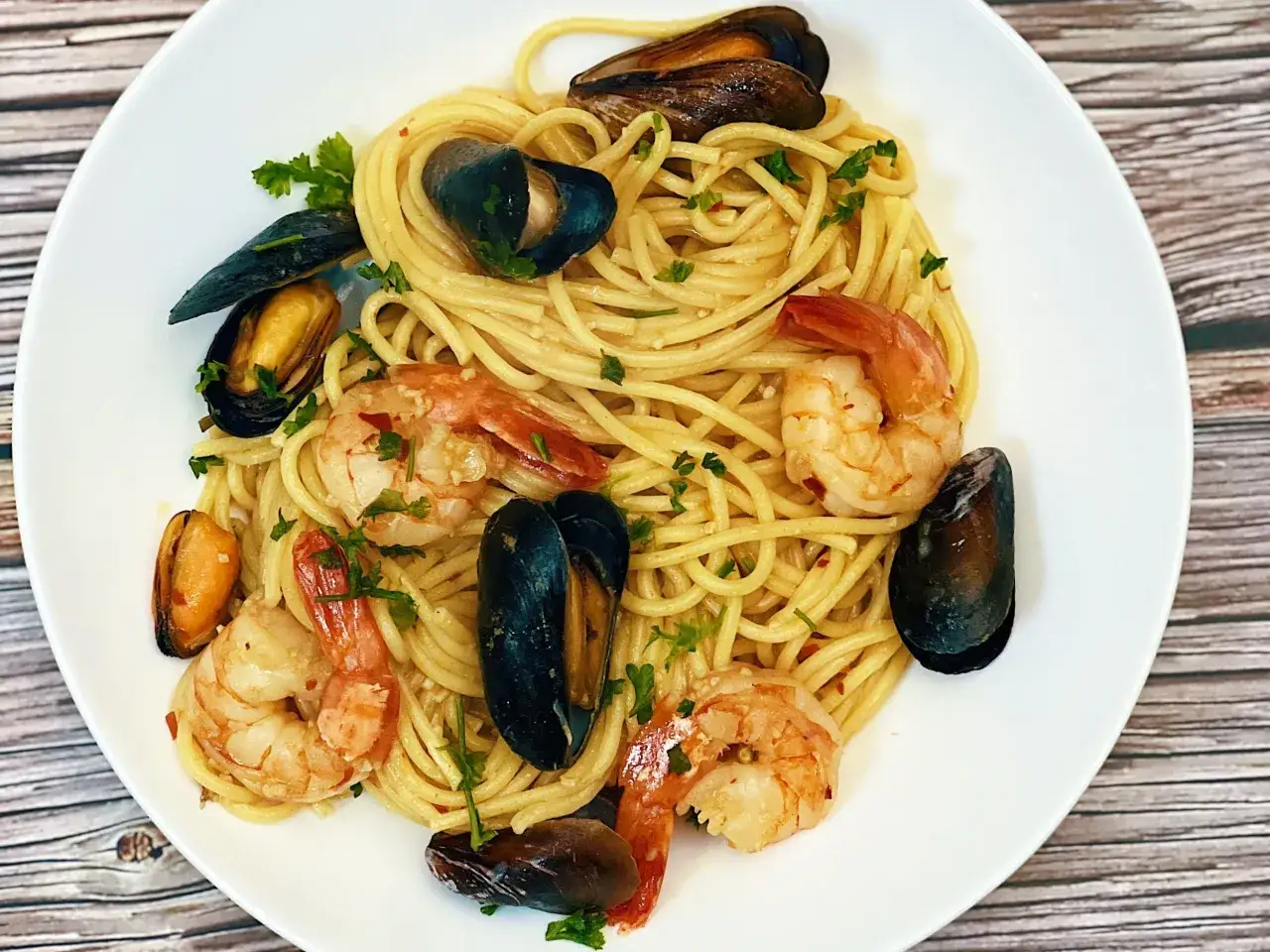 En tallrik spaghetti med räkor och musslor, en klassisk frutti di mare.
