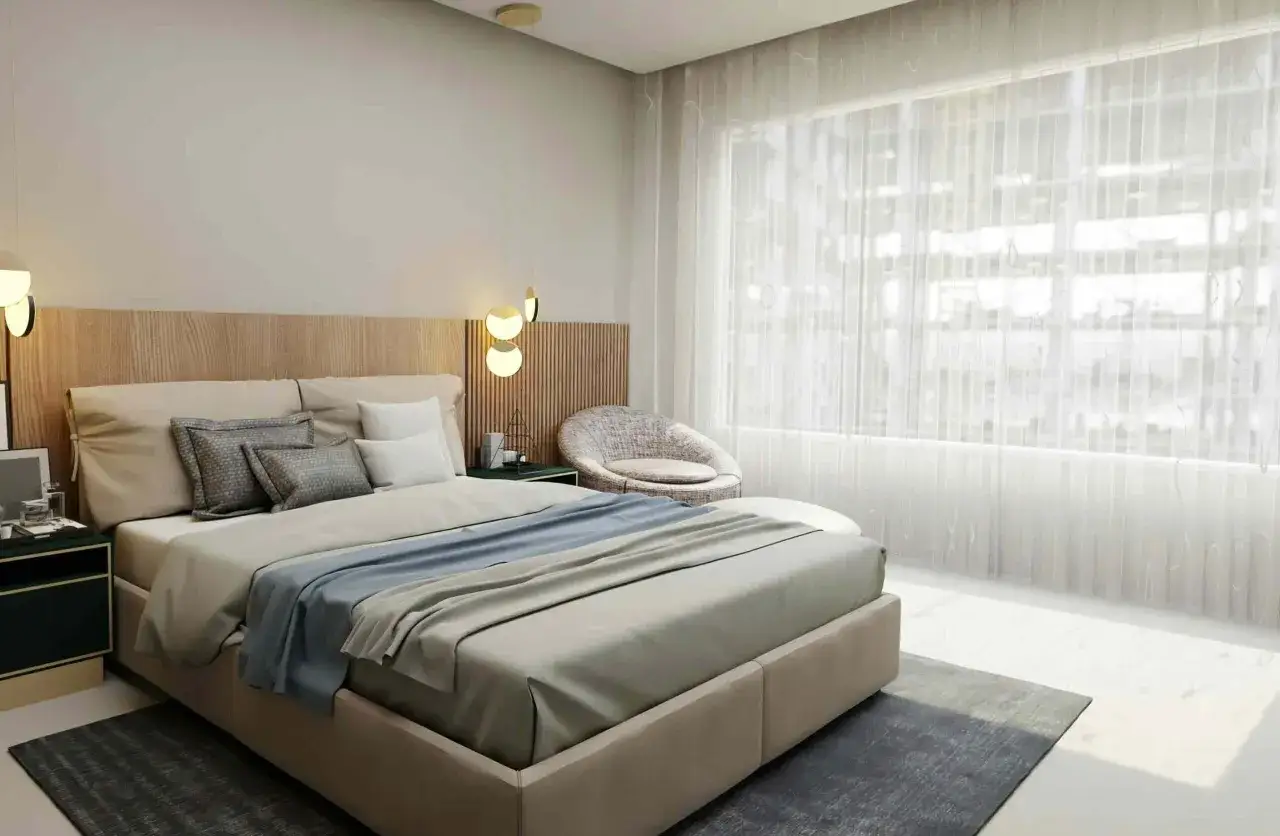 Dormitorio sereno con cama king size, cabecero feng shui de madera y cortinas translúcidas.