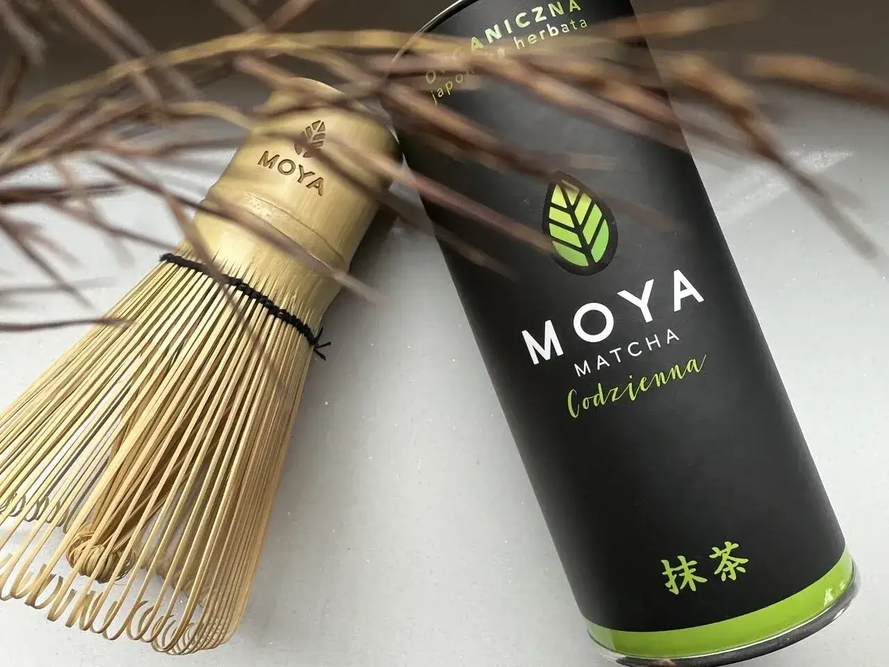Tradycyjny bambusowy chasen i puszka MOYA Matcha Codzienna. Czy matcha jest zdrowa? Tak, to bogactwo antyoksydantów!