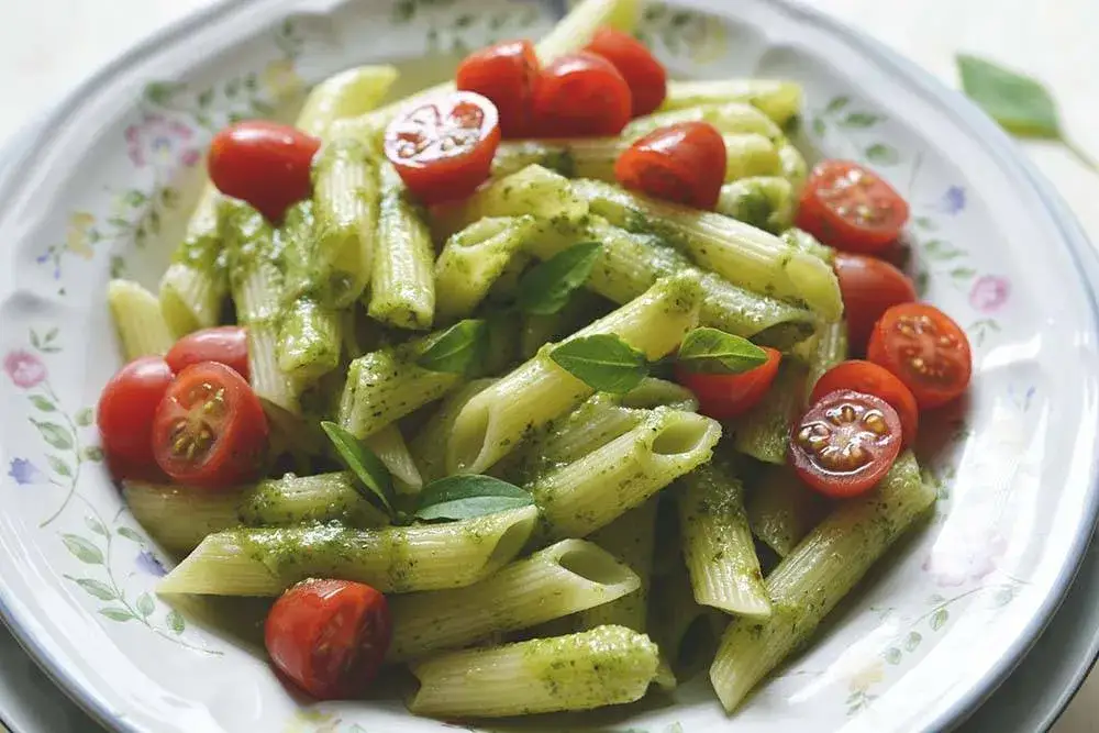 makaron z pesto bazyliowym i pomidorkami