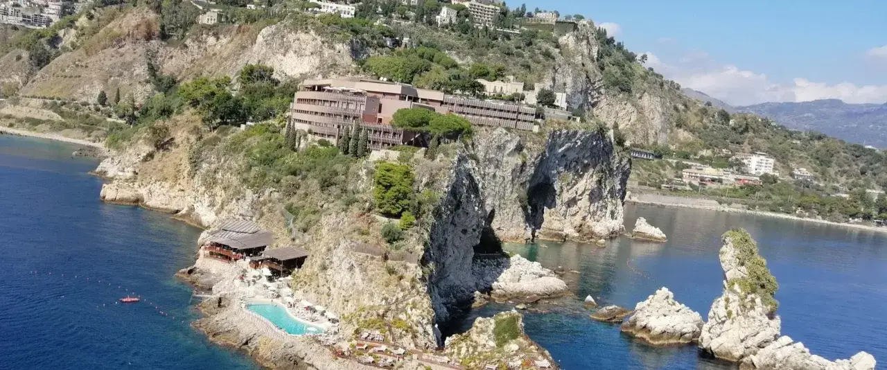 Sicilia in moto: hotel con piscina a picco sul mare, un sogno dove dormire.