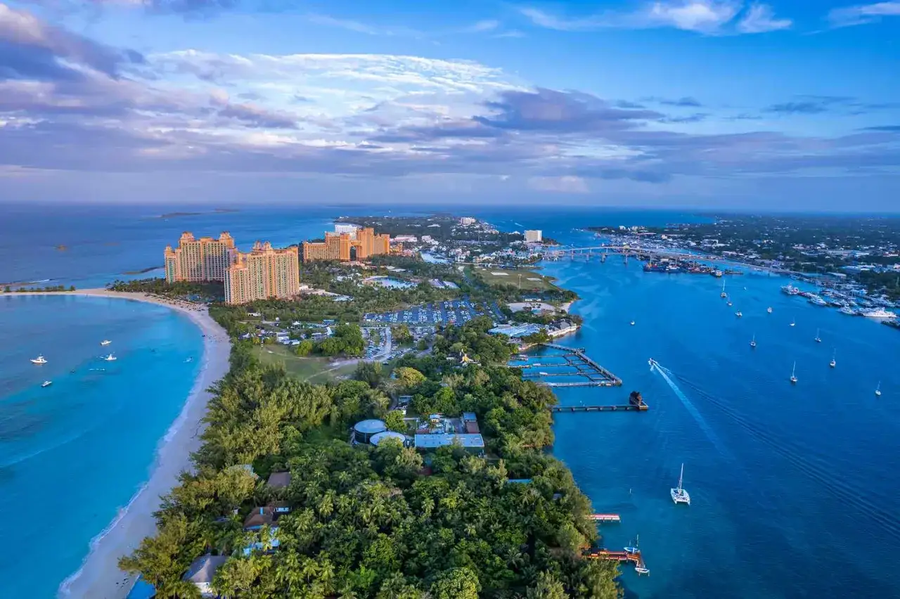 Wycieczka na Bahamy: widok z lotu ptaka na plażę, hotele Atlantis i turkusowe morze.