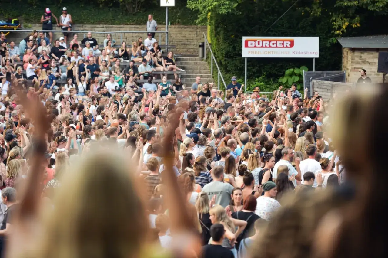 Volle Trib&uuml;ne bei Killesberg Veranstaltungen heute. Die Menge jubelt bei einem Konzert auf der Freilichtb&uuml;hne.