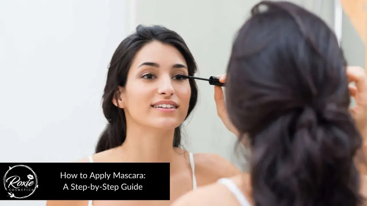 Mujer aplic&aacute;ndose r&iacute;mel para un maquillaje de pesta&ntilde;as perfecto.