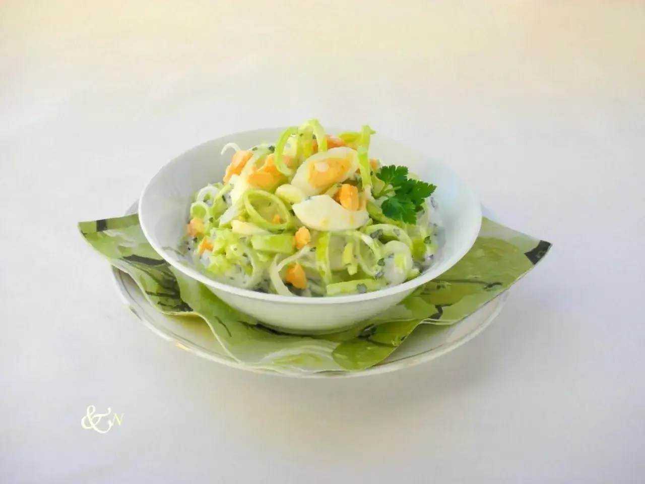 Schüssel mit Lauchsalat, Eiern und Kräutern. Ein leichter Genuss, um Lauch roh zu essen.