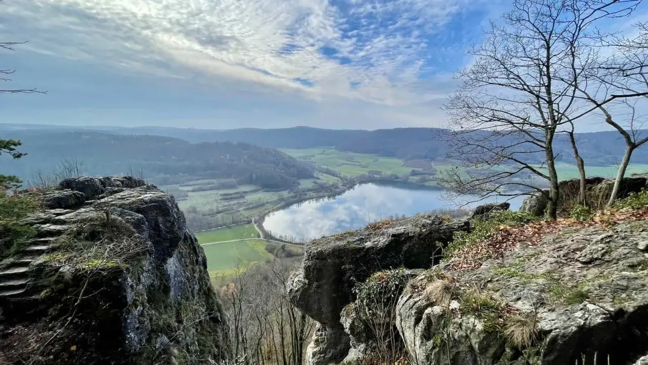 Blick vom Felsen auf den Happurger Stausee. Perfekt f&uuml;r eine Wanderung mit toller Aussicht.