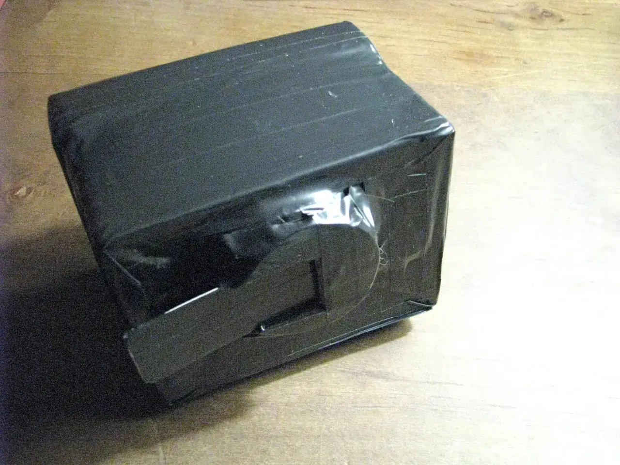 Scatola nera fatta a mano, con un piccolo foro stenopeico, pronta per catturare immagini uniche.