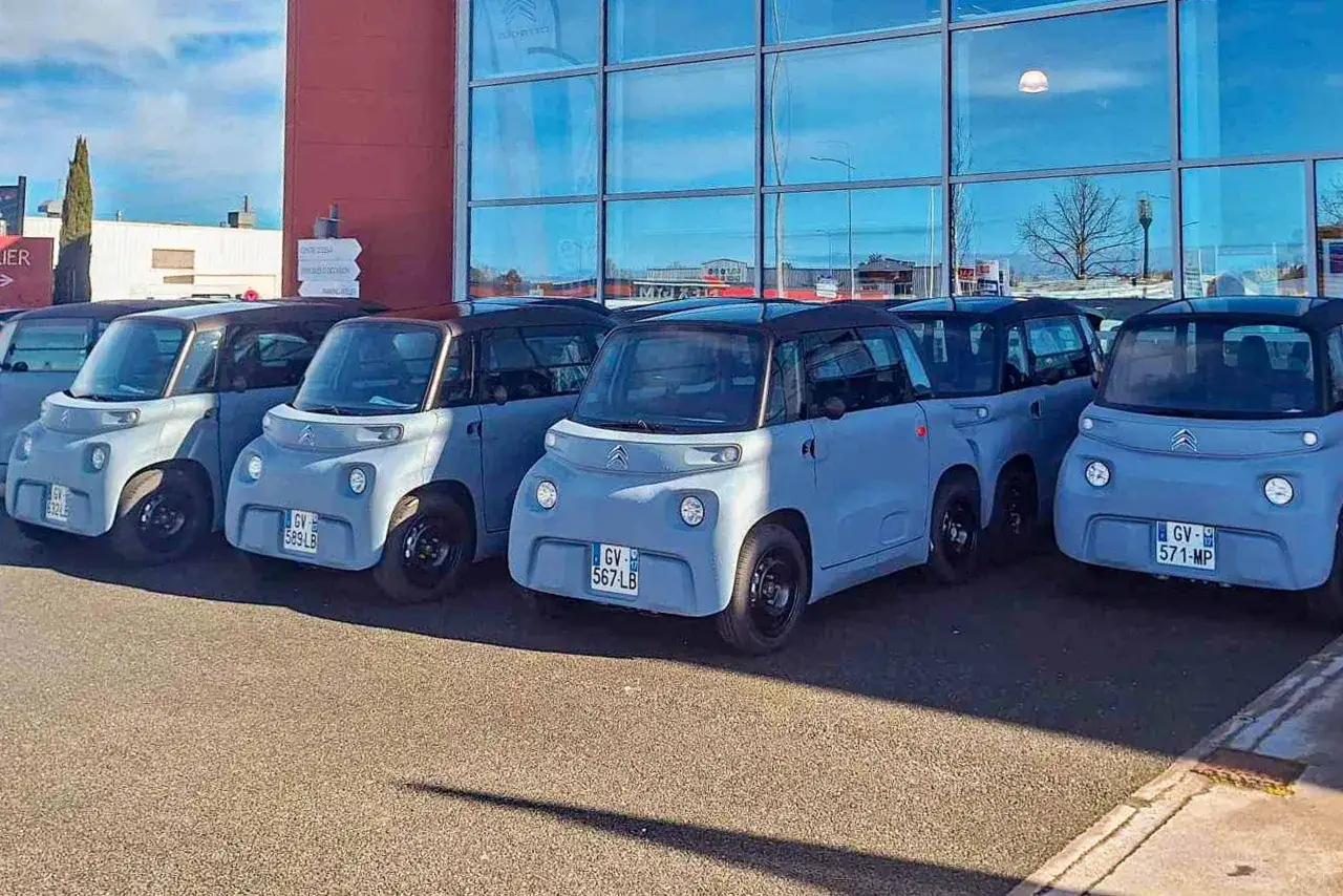 Szereg szarych Citroenów Ami, idealnych do miejskiej dżungli. Poznaj ich dane techniczne i odkryj nowy wymiar mobilności.