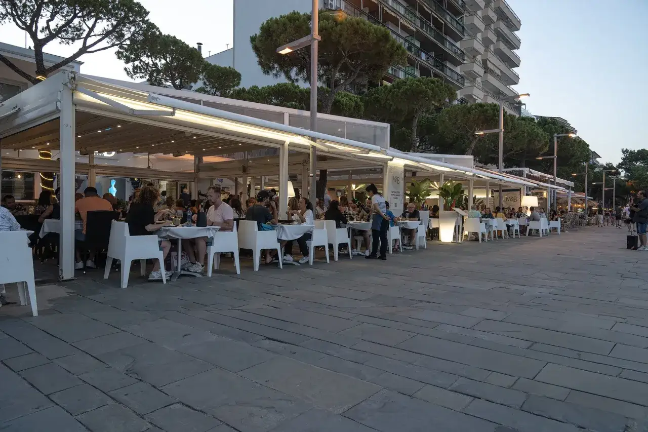 Gente cenando en la terraza de