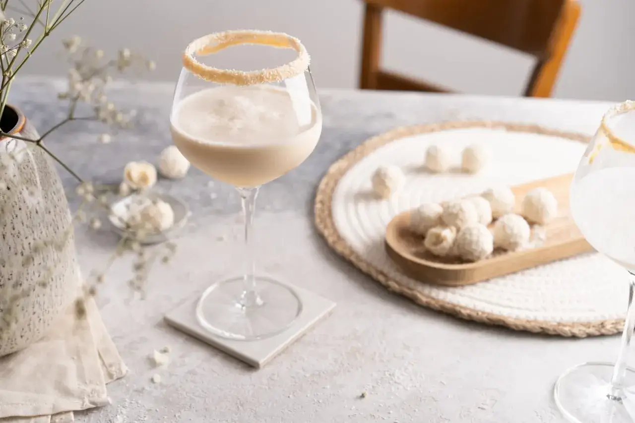 Cremiger Drink mit Kokosrand, dazu Mandelkugeln. Perfekt, wenn Sie Mandelsirup selber machen m&ouml;chten.