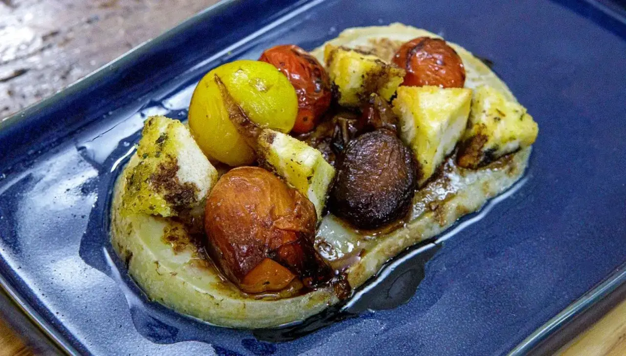 Plato con queso pata de mulo, tomates asados, cebolla y pan tostado. Delicioso y fácil de preparar.