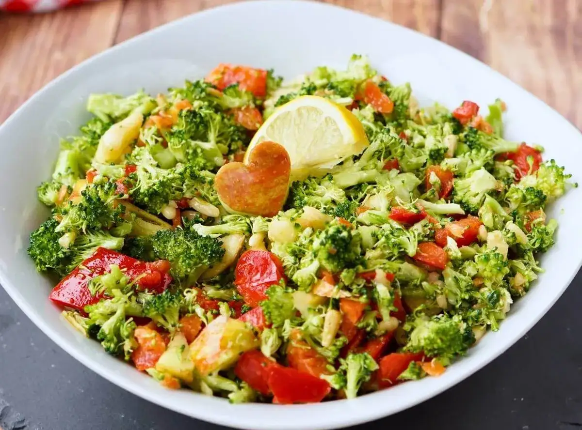 Frischer Brokkoli Salat mit Tomaten, N&uuml;ssen und einem Apfelherz. Ein leichter Genuss!