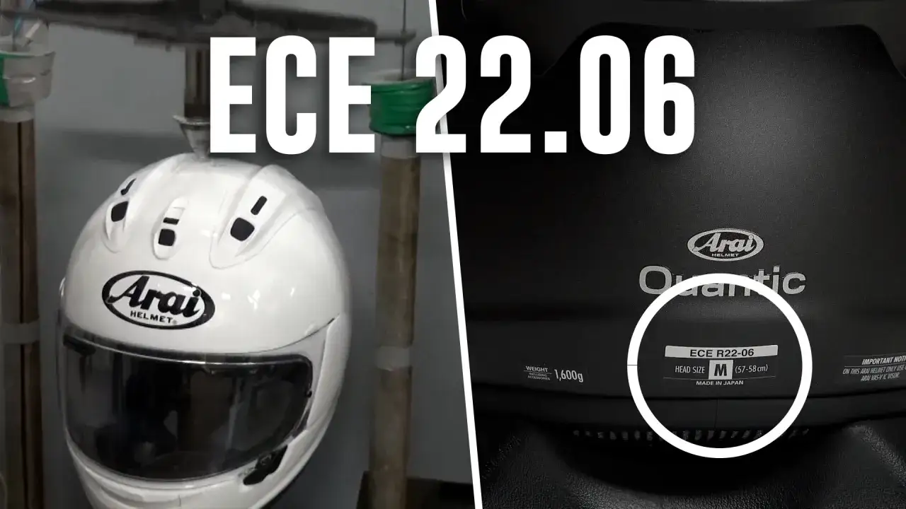 Casco Arai con omologazione e11. Etichetta ECE R22-06 su un casco nero.