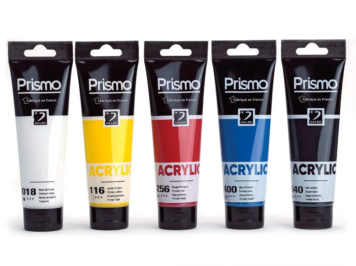 Cinq tubes de peinture acrylique Prisma : blanc, jaune, rouge, bleu et noir. Apprenez comment utiliser la peinture acrylique en tube pour vos créations.
