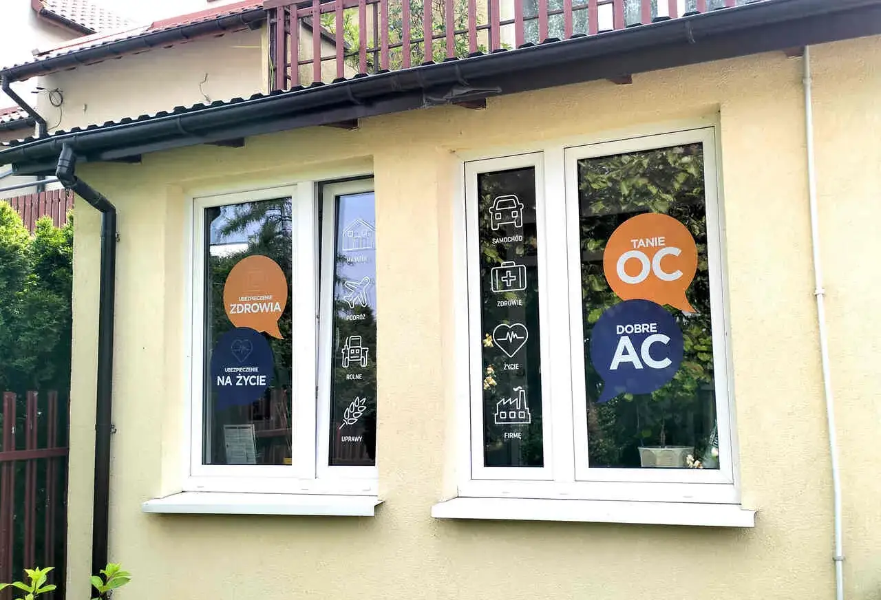 Naklejki na oknie z ikonami ubezpieczeń: zdrowia, życia, samochodu, podróży, rolne, firmy.