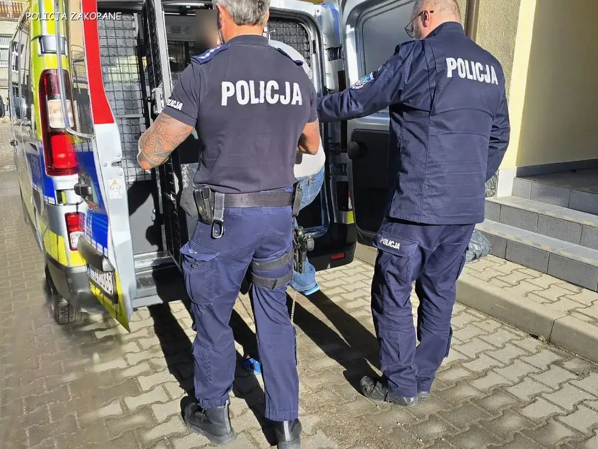 Policjanci zatrzymują osobę podejrzaną o kradzież w sklepie. To pokazuje, co grozi za kradzież w sklepie.