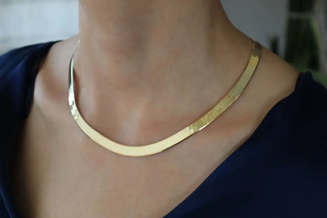 Gargantilla serpiente plata, un diseño elegante que se desliza sobre la piel, como una fina escama de plata.