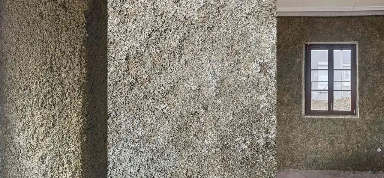Murs en béton de chanvre, montrant la texture brute. Les inconvénients du béton de chanvre incluent sa lenteur de séchage et sa sensibilité à l'humidité.