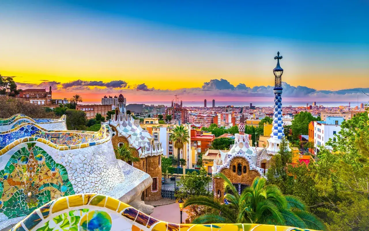 Kolorowy Park Güell w Barcelonie o zachodzie słońca. Czy warto odwiedzić Barcelonę w styczniu?