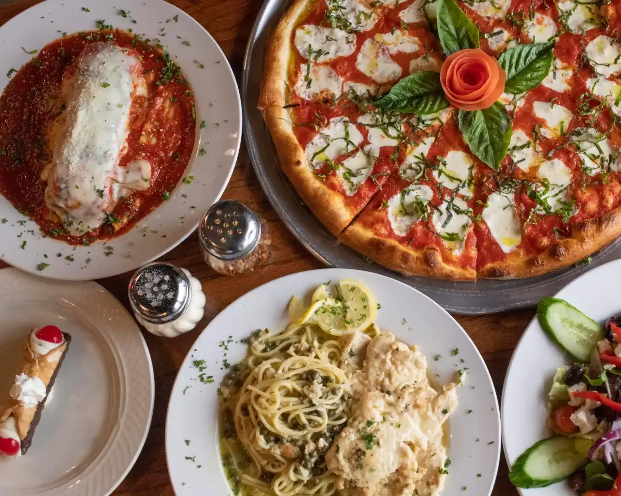 pizza calzone y lasaña boloñesa en restaurante italiano