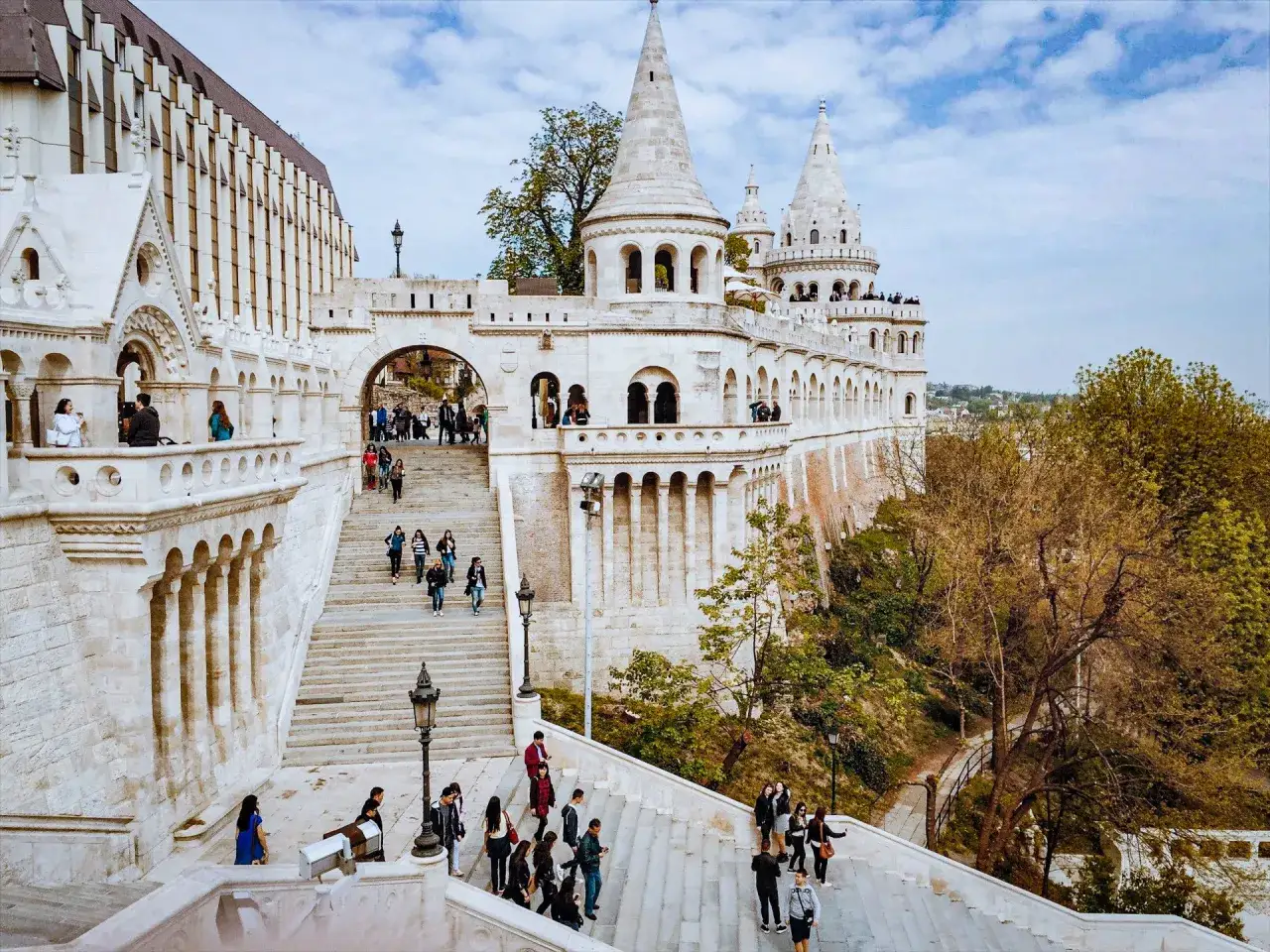 Le Bastion des pêcheurs à Budapest, un lieu incontournable pour savoir que faire à Budapest. Des escaliers blancs mènent à des tours médiévales.