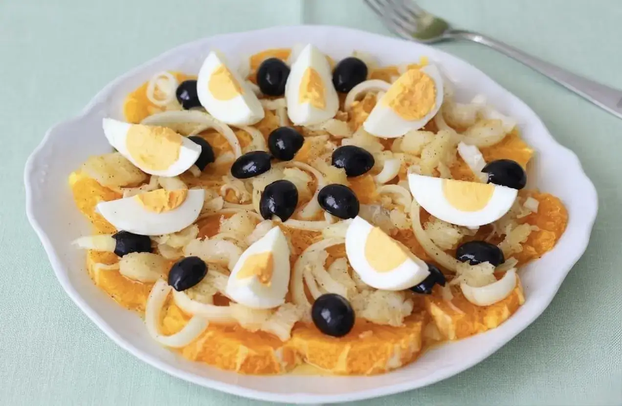 Remoj&oacute;n granadino: rodajas de naranja, bacalao desmigado, huevo duro, cebolla y aceitunas negras.