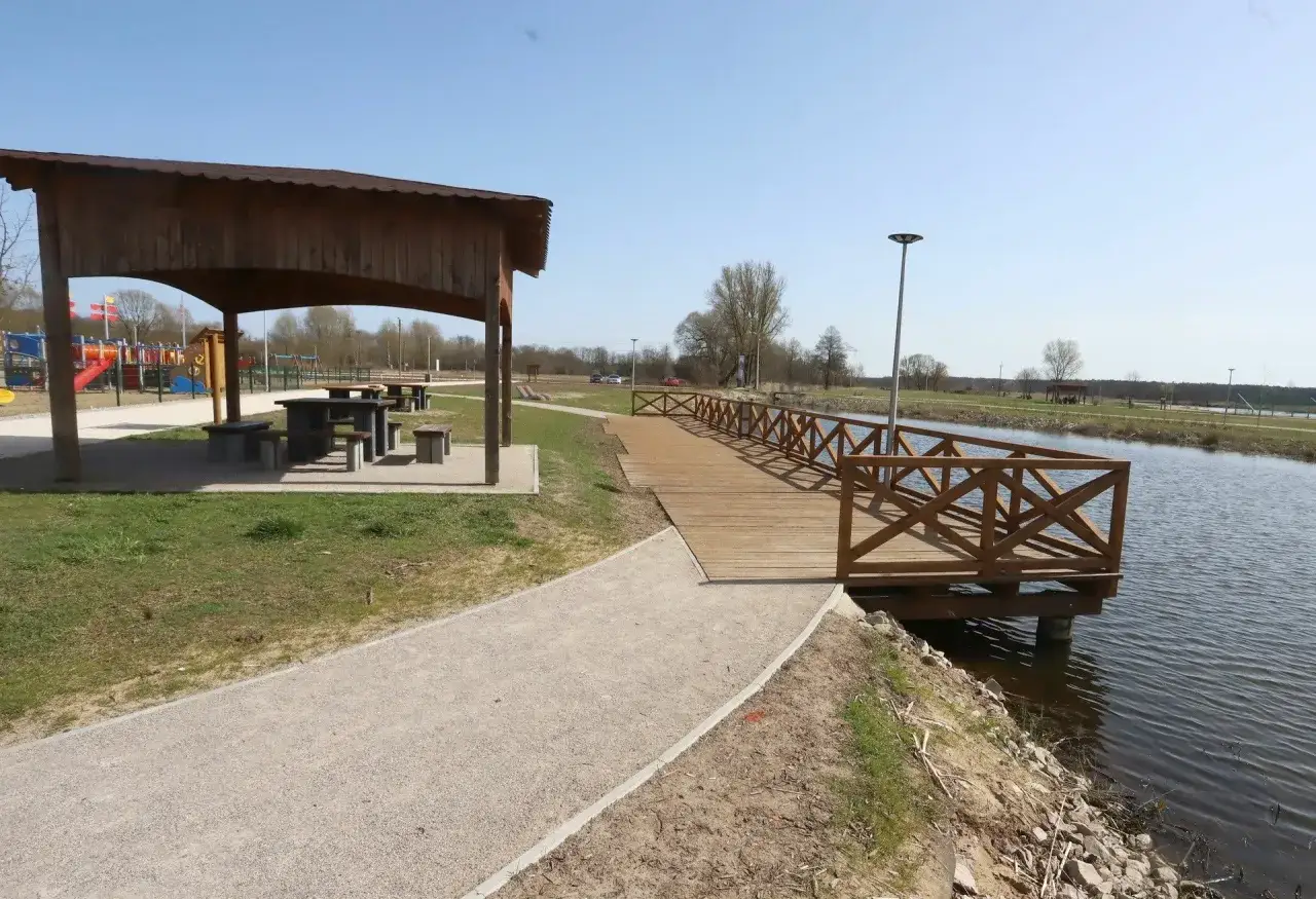 Nowe miasto nad Pilicą zaprasza do wypoczynku: drewniany pomost, zadaszone ławy i plac zabaw.