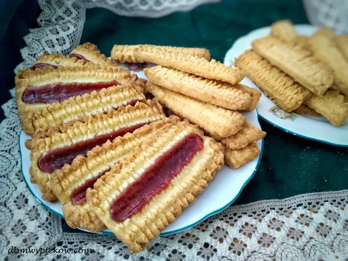 Prosty przepis na ciastka z dżemem. Pyszne, kruche ciasteczka, idealne na podwieczorek.