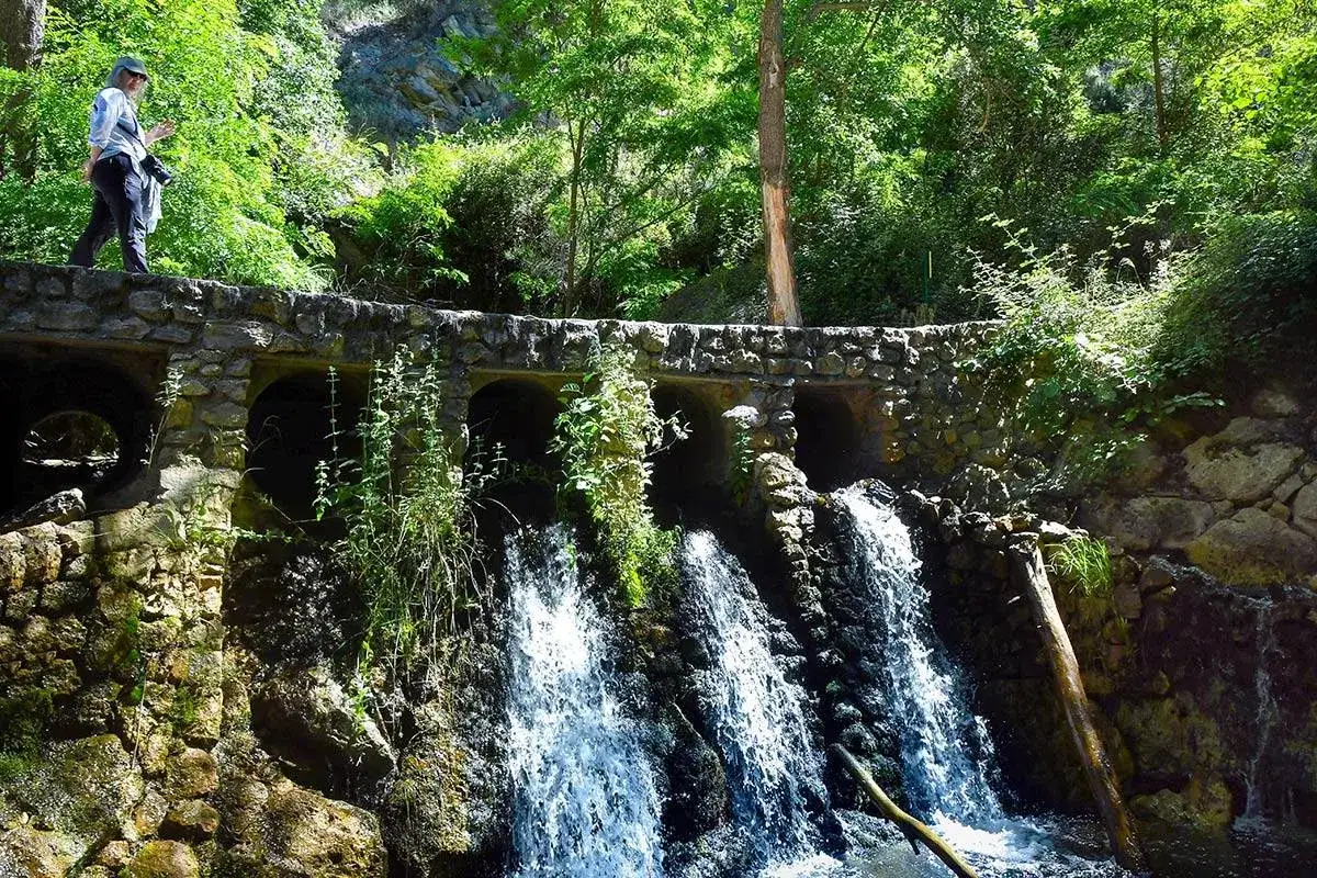 Un puente de piedra con cascadas y vegetaci&oacute;n exuberante. Un lugar ideal que ver en Laujar de Andarax para disfrutar de la naturaleza.