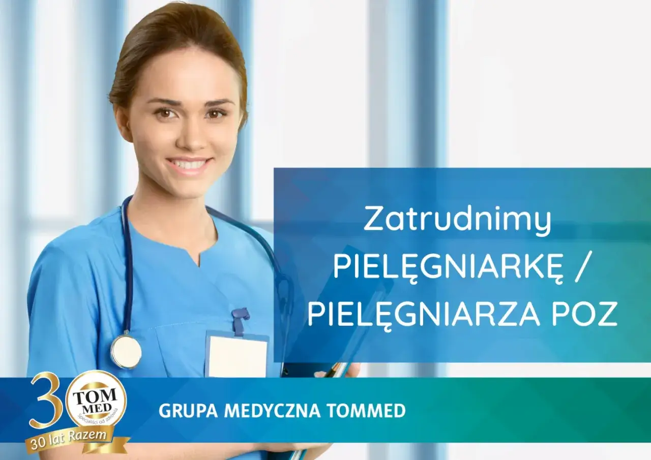 Uśmiechnięta pielęgniarka w niebieskim uniformie z niebieskim stetoskopem. Grupa Medyczna Tommed zatrudni pielęgniarkę.