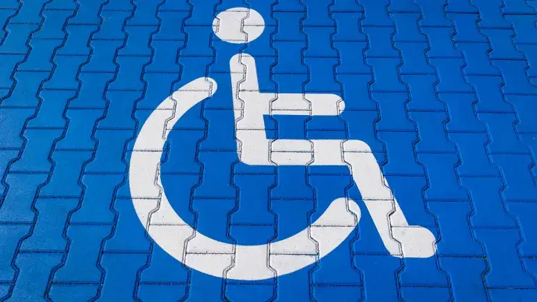Zdjęcie Czy niepełnosprawni płacą za parking prywatny? Oto ważne informacje