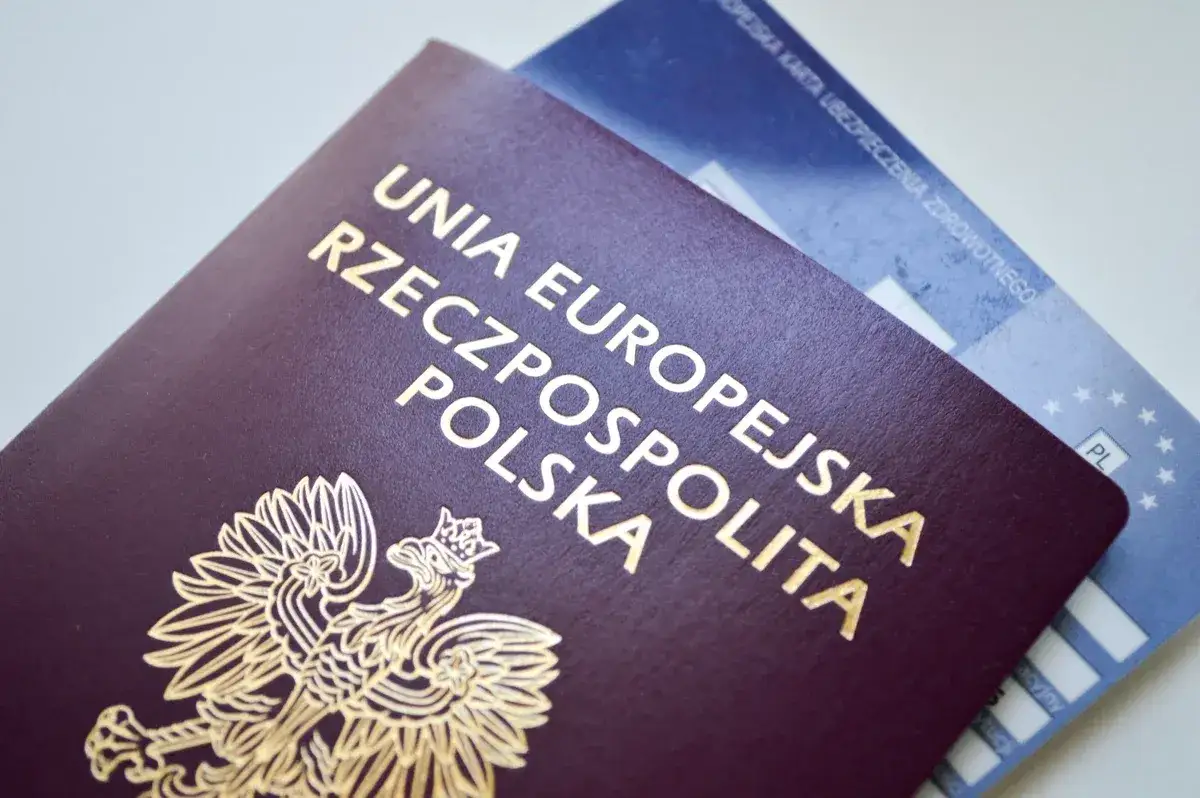 Zdjęcie Czy za paszport można płacić kartą? Oto co musisz wiedzieć