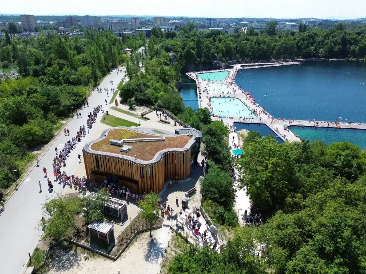 Kraków, Zakrzówek: tłumy ludzi w kolejce do wejścia na baseny i plażę. Sprawdź zakrzówek cennik i zaplanuj wizytę!